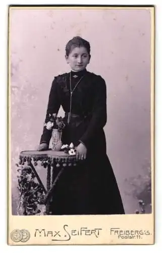 Fotografie Max Seifert, Freiberg, Poststr. 11, Porträt einer jungen Frau mit Blumenarrangement