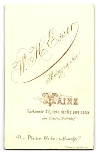 Fotografie W. H. Esser, Mainz, Parkusstrasse 12, Eleganter Herr mit Schnurrbart