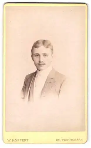 Fotografie W. Höffert, Berlin, Unter den Linden 24, Portrait eines jungen Mannes mit Schnurrbart