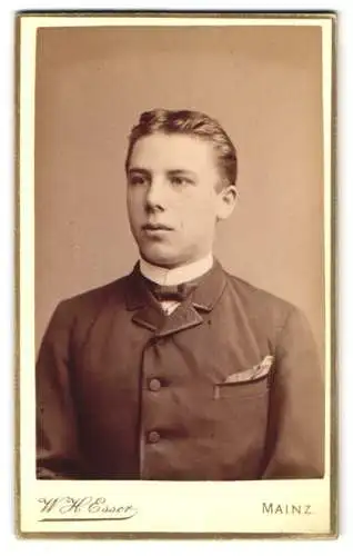 Fotografie W.H. Esser, Mainz, Parkusstr. 12, Portrait eines jungen Mannes mit Anzug und Krawatte