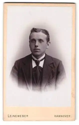 Fotografie Georg Leineweber, Hannover, Georgstrasse 30, Portrait eines jungen Mannes in Anzug