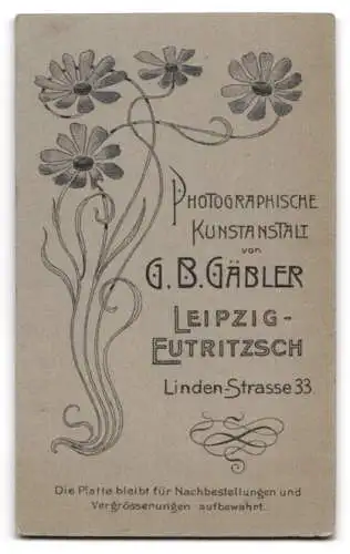 Fotografie G.B. Gäbler, Leipzig-Eutritzsch, Lindenstrasse 33, Porträt eines eleganten Herrn mit Schnurrbart