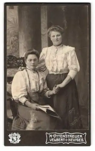 Fotografie H. Ottenstreuer, Velbert-Neviges, Zwei Frauen in eleganter Kleidung