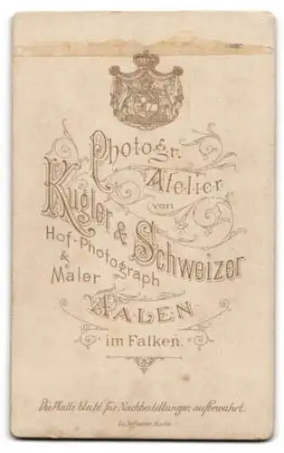 Fotografie Kugler & Schweizer, Aalen, im Falken, Porträt einer ernst dreinblickenden Frau