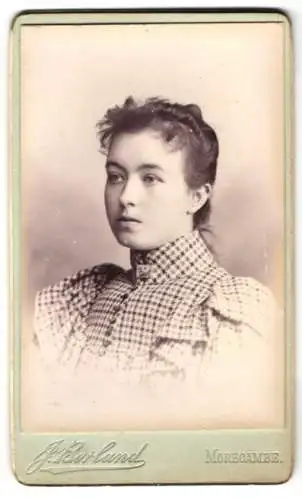 Fotografie J. Borland, Morecambe, 28 The Crescent, Porträt einer jungen Frau mit elegantem Haarknoten