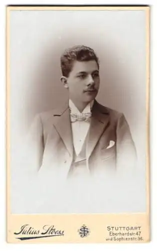 Fotografie Julius Stoess, Stuttgart, Eberhardstr. 47, Eleganter junger Mann im Anzug mit Fliege