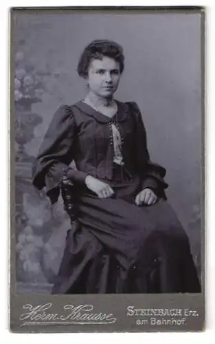 Fotografie Hermann Krausse, Steinbach Erz., am Bahnhof, Dame in elegantem Kleid