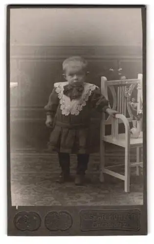 Fotografie Oskar Köhler, Chemnitz, Poststrasse 11, Kleinkind mit Stuhl und Blumengesteck