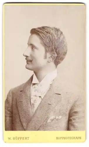 Fotografie W. Höffert, Dresden, Prager Str. 49, Profilportrait eines eleganten jungen Mannes