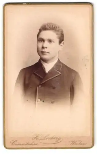 Fotografie H. Ludwig, Crimmitschau, Lindenstrasse, Portrait eines jungen Mannes mit kurzem Haar