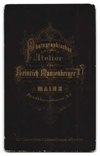 Fotografie Heinrich Ranzenberger, Mainz, Stadthausstrasse 4, Portrait eines jungen Mannes in Anzug