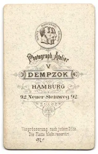 Fotografie V. Dempzok, Hamburg, Neuer Steinweg 92, Porträt eines jungen Mannes mit elegantem Schnurrbart