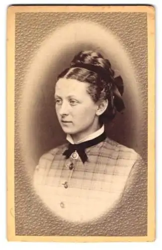 Fotografie C. Burghard, Aalen, 1876, Porträt einer jungen Frau mit Hochsteckfrisur