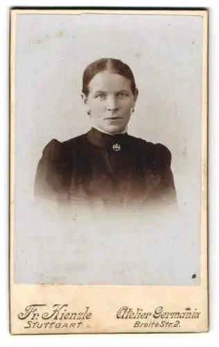 Fotografie Fr. Kienzle, Stuttgart, Breite Strasse 2, Portrait einer Frau mit ernstem Blick