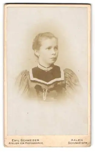 Fotografie Emil Schweizer, Aalen, Schubartstr., Porträt eines jungen Mädchens in viktorianischem Kleid