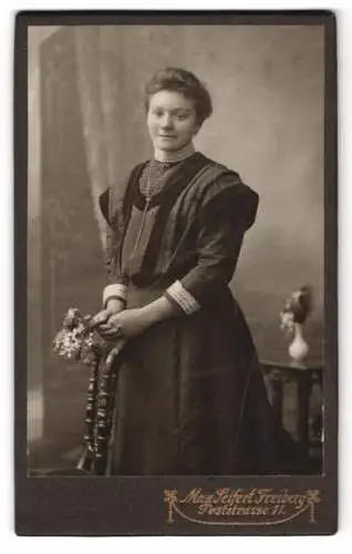 Fotografie Max Seifert, Freiberg, Poststrasse 11, Junge Frau mit Blumenstrauss