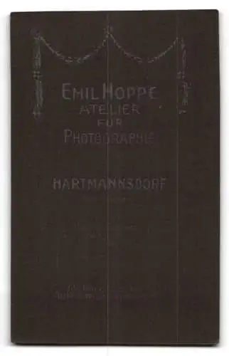 Fotografie Emil Hoppe, Hartmannsdorf / Bez. Leipzig, Elegante Dame neben einem Blumenarrangement