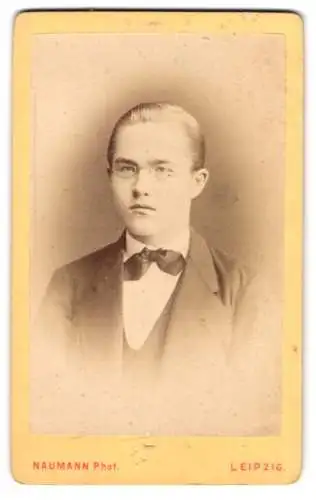 Fotografie Naumann, Leipzig, Töpferplatz, Porträt eines jungen Mannes mit Brille und Fliege