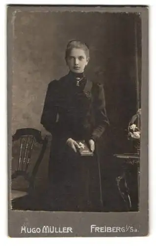 Fotografie Hugo Müller, Freiberg, Fischerstrasse 29, Junge Frau in dunklem Kleid mit Gebetbuch