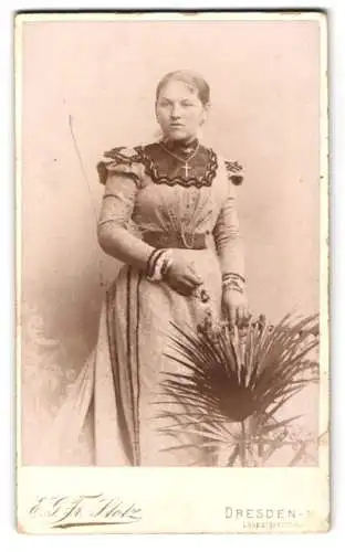 Fotografie E. G. Friedrich Stotz, Dresden, Leipziger Strasse 49, Junge Frau mit aufwendiger Blumendekoration