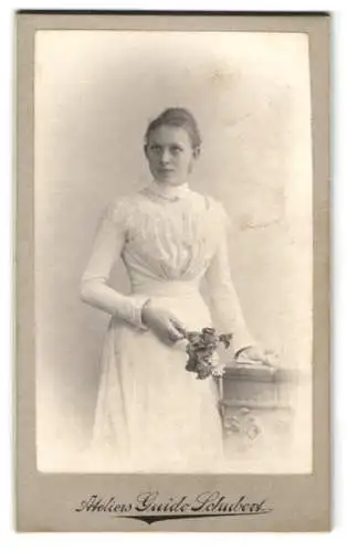 Fotografie Guido Schubert, Dresden, Marschallstrasse 46, Junge Frau in weissem Kleid mit Blumengesteck