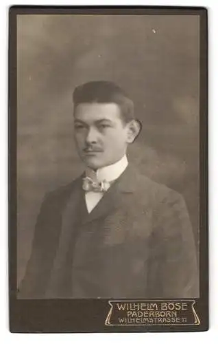 Fotografie Wilhelm Böse, Paderborn, Wilhelmstrasse 11, Porträt eines jungen Mannes mit elegantem Anzug