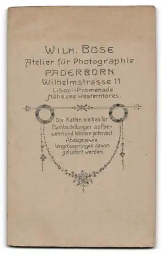 Fotografie Wilhelm Böse, Paderborn, Wilhelmstrasse 11, Porträt eines jungen Mannes mit elegantem Anzug