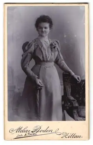 Fotografie Alfred Thiel, Zittau, Juststrasse 2, Junge Dame in elegantem Kleid mit Blumenstrauss