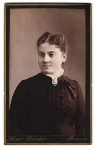 Fotografie Heinr. Brinker, Bremen, am Wall 128, Porträt einer jungen Frau im dunklen Kleid