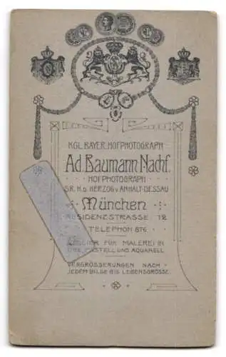 Fotografie Ad. Baumann Nachf., München, Residenzstrasse 12, Dame in elegantem weissen Kleid