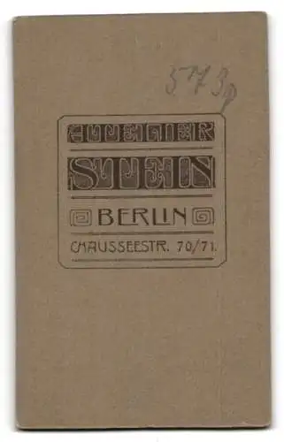 Fotografie Atelier Stein, Berlin, Chausseestr. 70 /71, Junge Frau im dunklen Kleid mit Blumenstrauss