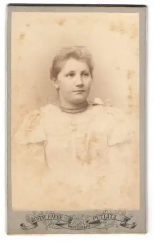 Fotografie Gustav Favre, Putlitz, Portrait einer jungen Frau in hellem Kleid