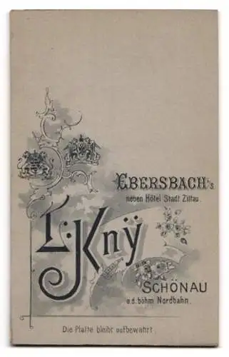 Fotografie L. Kny, Ebersbach /Sa., neben Hotel Stadt Zittau, Porträt eines jungen Mannes in Anzug