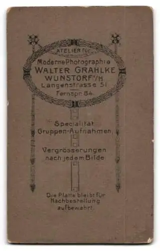 Fotografie Walter Grahlke, Wunstorf, Langenstrasse 51, Dame in eleganter weisser Bluse sitzend