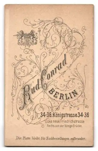 Fotografie Rud. Conrad, Berlin, Königstrasse 34-36, Porträt einer jungen Frau mit elegantem Kleid