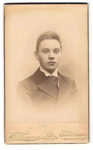 Fotografie H. Kleemann, Charlottenburg, Berlinerstr. 129, Porträt eines jungen Mannes im festlichen Anzug