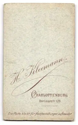 Fotografie H. Kleemann, Charlottenburg, Berlinerstr. 129, Porträt eines jungen Mannes im festlichen Anzug