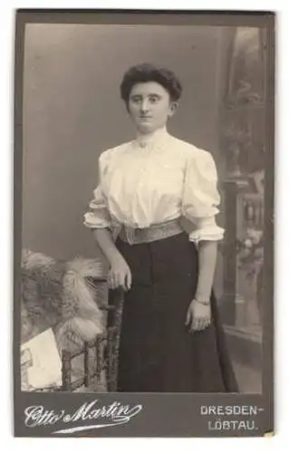 Fotografie Otto Martin, Dresden-Löbtau, Reisewitzerstrasse 18, Junge Frau in eleganter Kleidung