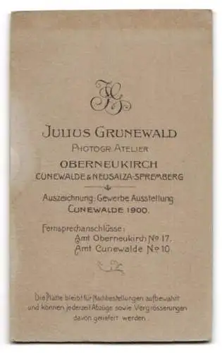 Fotografie Julius Grunewald, Oberneukirch, Kleinkind sitzend auf einem Tisch