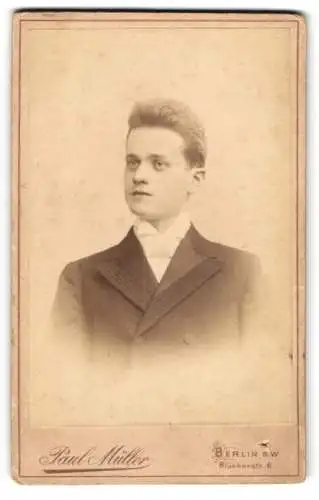 Fotografie Paul Müller, Berlin, Blücherstr. 6, Porträt eines jungen Mannes mit elegantem Anzug