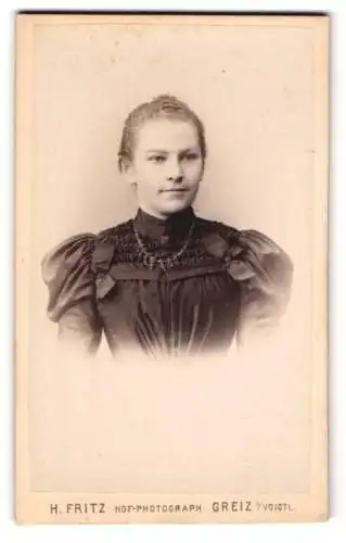 Fotografie H. Fritz, Greiz, Weststrasse 6, Junge Frau in elegantem Kleid