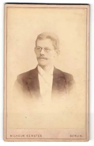 Fotografie Wilhelm Kersten, Berlin, Krausen-Str. 35, Porträt eines jungen Mannes mit Brille und Schnurrbart