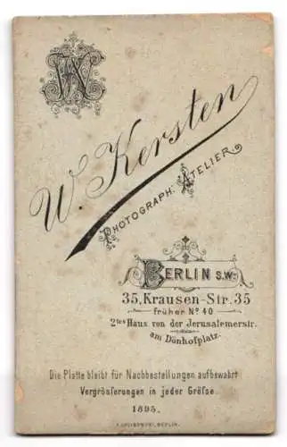 Fotografie Wilhelm Kersten, Berlin, Krausen-Str. 35, Porträt eines jungen Mannes mit Brille und Schnurrbart