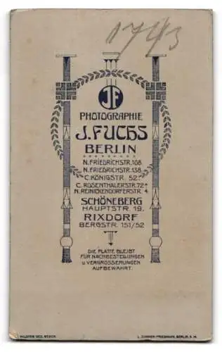 Fotografie J. Fuchs, Berlin, N. Friedrichstr. 108, Porträt eines jungen Mannes im Anzug