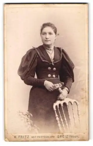 Fotografie H. Fritz, Greiz, Weststrasse 6, Junge Frau in elegantem Kleid mit Stuhl