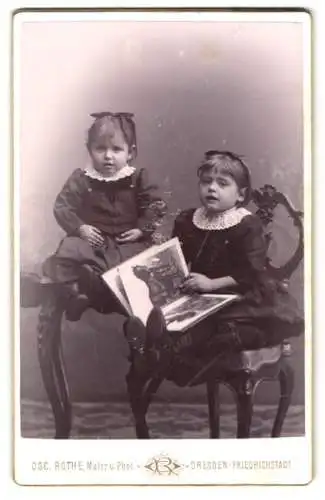 Fotografie Oscar Rothe, Dresden, Schäferstrasse 37, Zwei Kinder auf einem Stuhl mit einem Buch