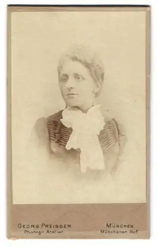 Fotografie Georg Preisser, München, Dachauerstrasse 21, Porträt einer Dame mit Schleifenbrosche