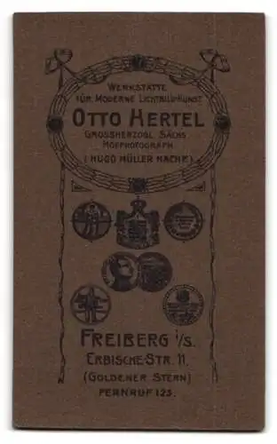 Fotografie Otto Hertel, Freiberg, Erbische Str. 11, Eleganter Herr im Anzug mit Krawatte