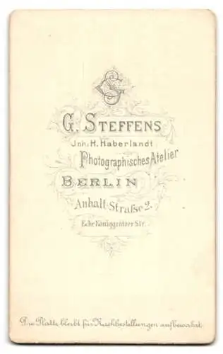 Fotografie G. Steffens, Berlin, Anhalt-Strasse 2, Porträt eines jungen Mannes im Anzug