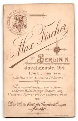 Fotografie Max Fischer, Berlin, Invalidenstrasse 164, Porträt eines Mannes im eleganten Anzug mit markantem Schnurrbart